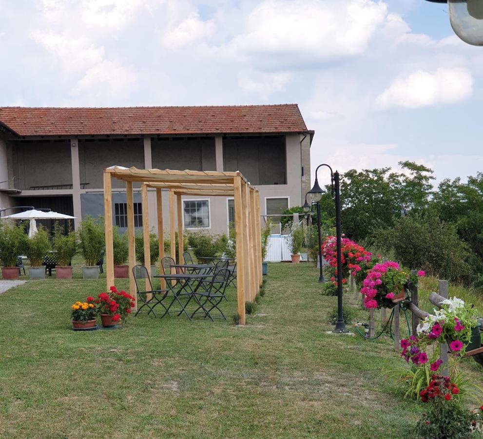 Serravalle delle Langhe Cascina Brichat Alta Langa Bed & Breakfast エクステリア 写真